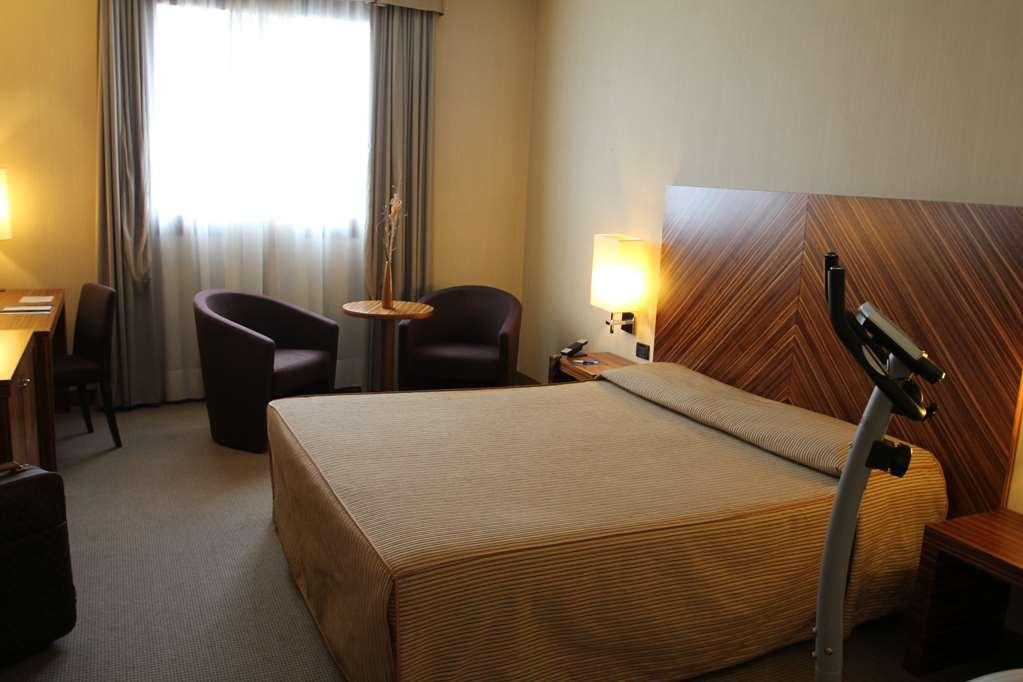 Mh Hotel Piacenza Fiera Room photo